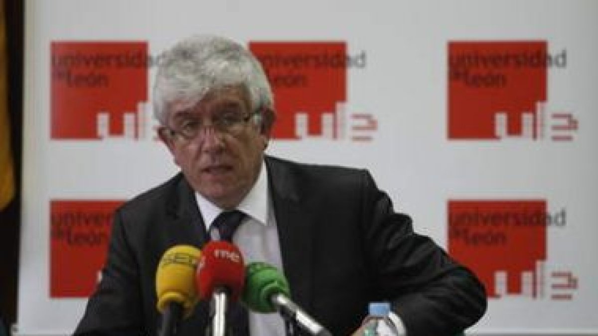 El rector de la ULE, José Ángel Hermida, en la comparecencia ante los medios de comunicación.