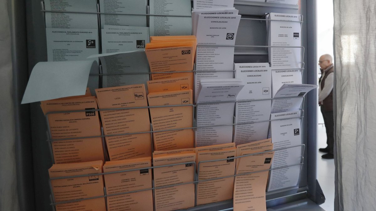 Las 1,1 millones de papeletas se repartirán por los colegios electorales. JESÚS F. SALVADORES