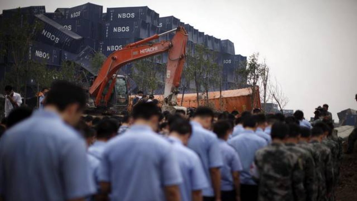 Soldados, policías y paramilitares asisten a un funeral por las víctimas de la explosión química del pasado 12 de agosto en Tianjin.