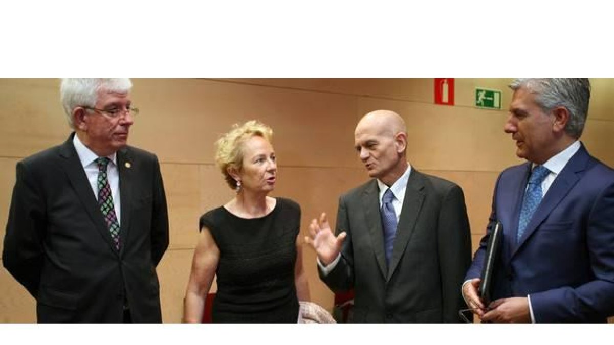 el rector de la Universidad de León, José Ángel Hermida; la consejera delegada de la entidad, María Luisa Lombardero; Francisco García; y el director general de Banca Comercial de Caja España-Duero, Carlos Ranera