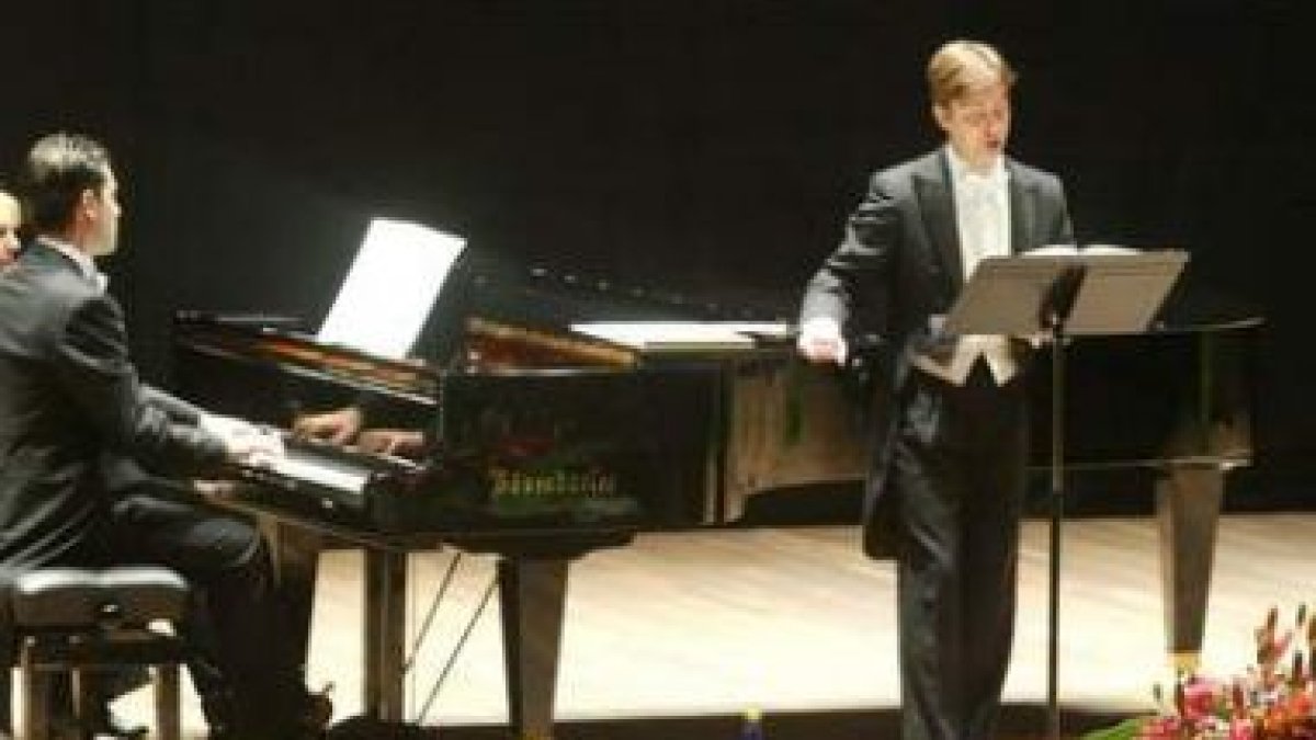 Héctor Guerrero, piano, y Miguel Bernal, tenor.