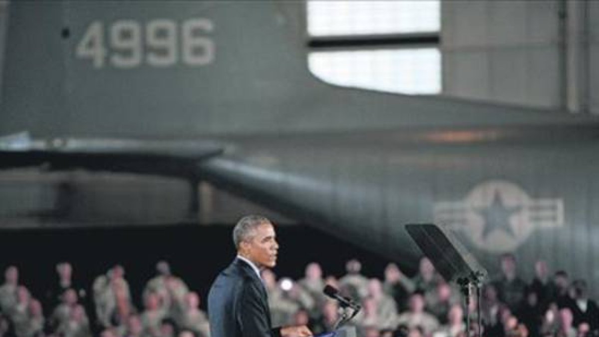 Obama se dirige a los soldados y al personal militar en un discurso durante su visita a Fort Dix, el lunes.