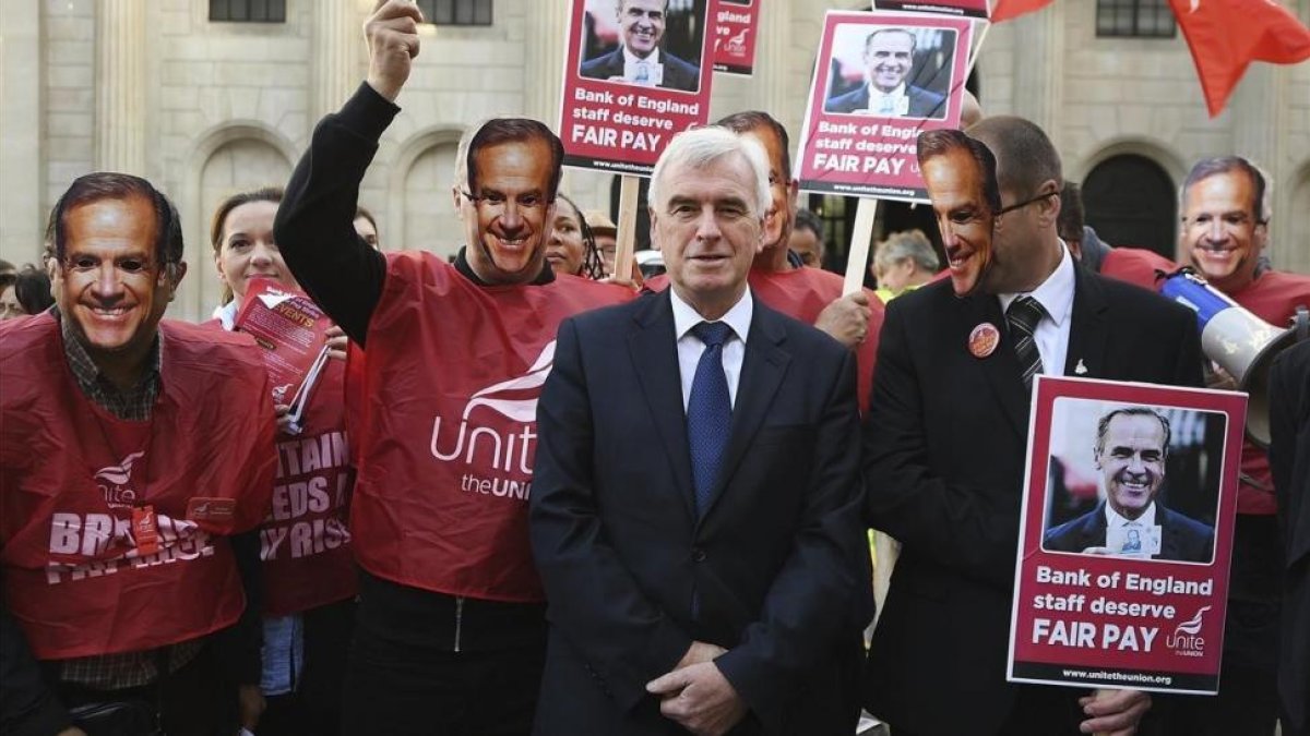 El laborista John McDonnell, reunidos con los empleados que protestas ante el Banco de Inglaterra