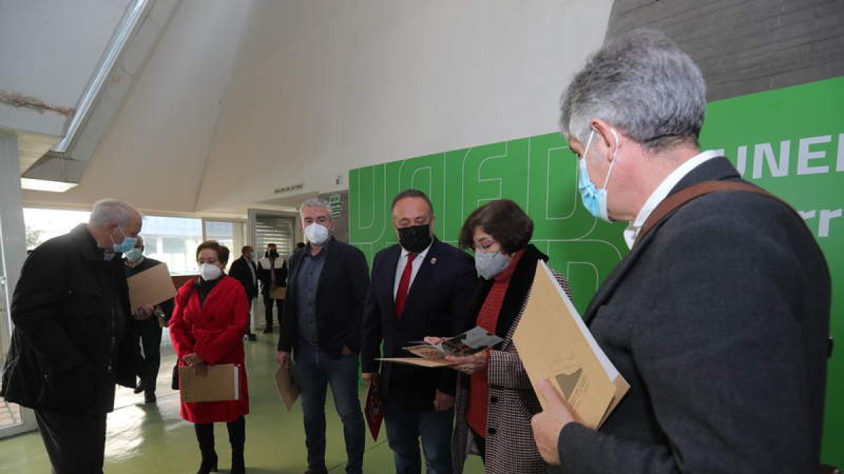 Autoridades participantes en las jornadas de trabajo celebrada ayer. ANA F. BARREDO