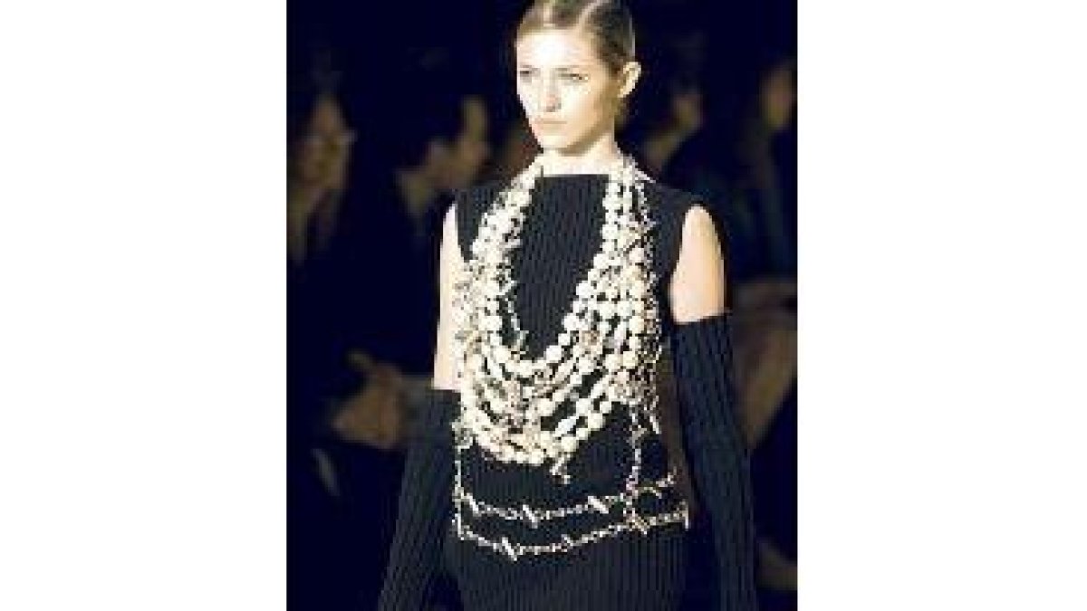Las perlas y el abrigo maxi, base de la moda de Rabanne