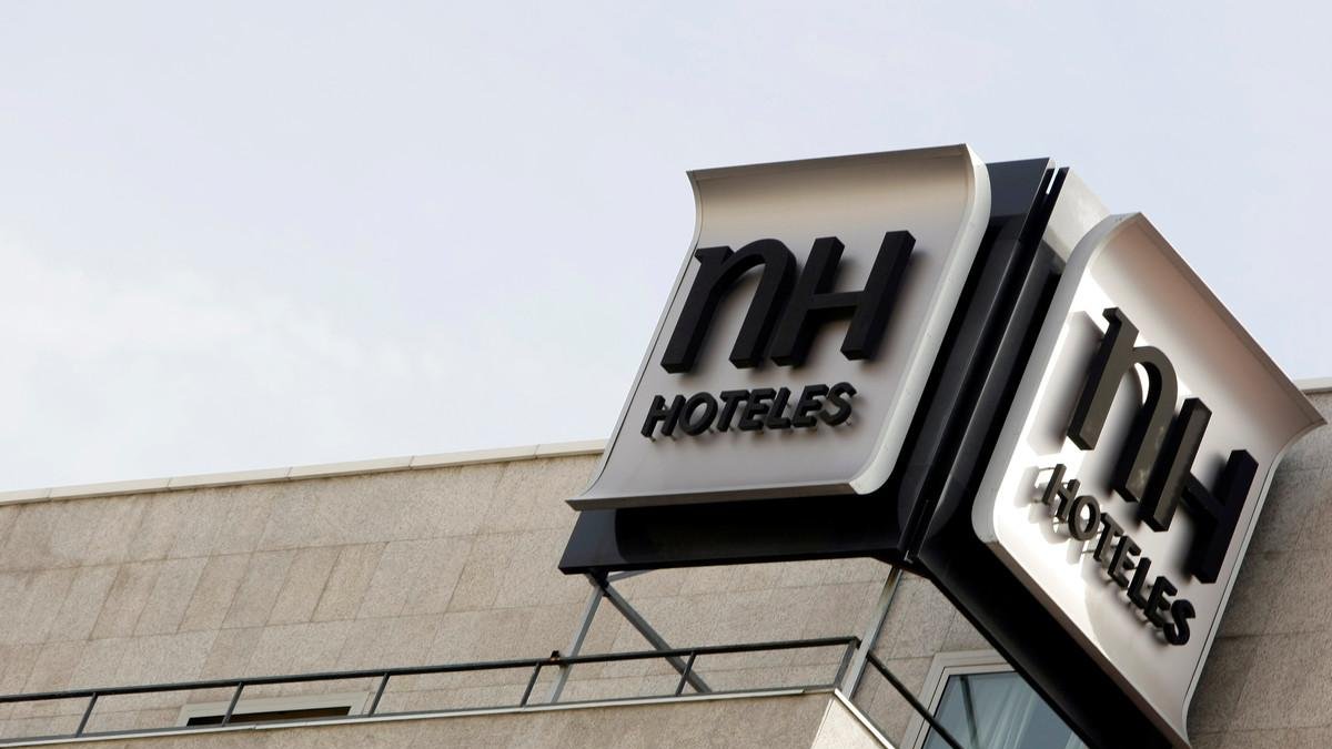 El logo del grupo NH Hoteles, visto desde la terraza de uno de sus hoteles en la ciudad de Madrid. /