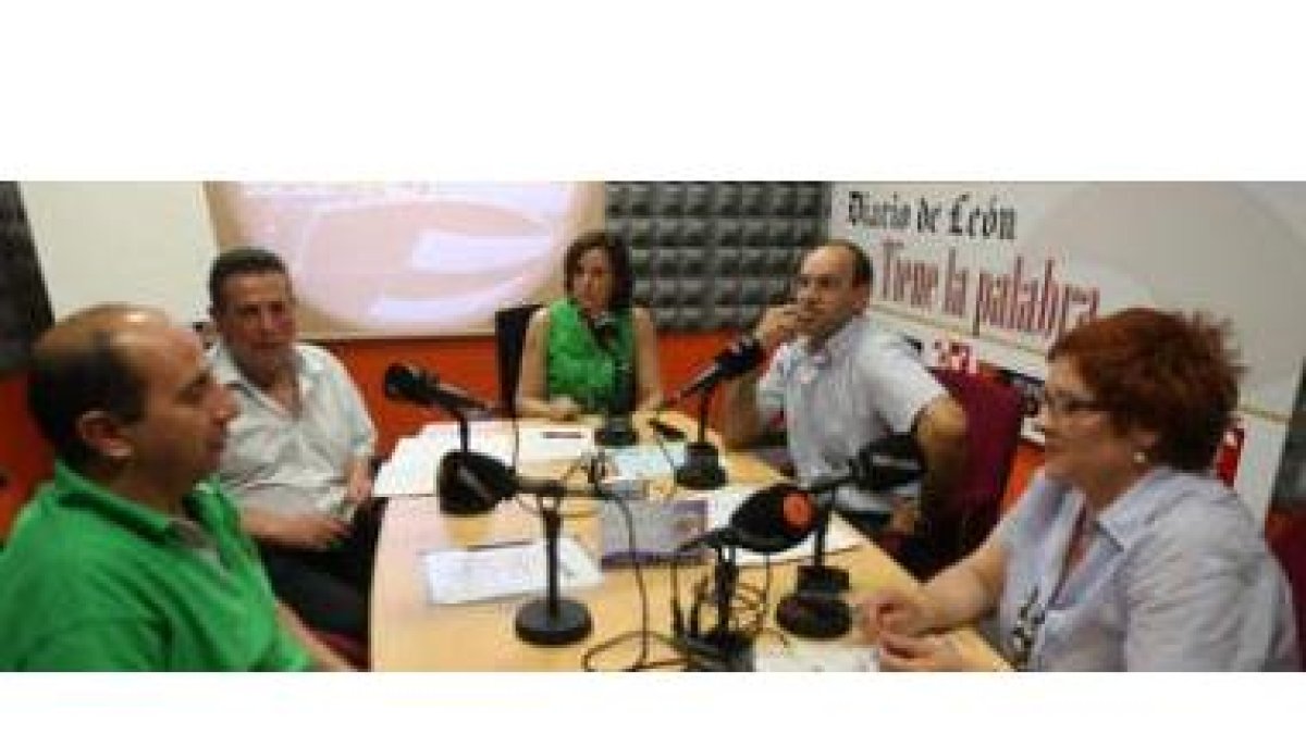 Francisco Castañón, Mariano Rojo, la moderadora Nuria González, Julio Lago y Camino Alonso, durante
