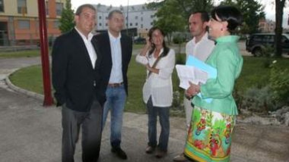 El alcalde y el edil de Acción Social, ayer con varios responsables del centro educativo.