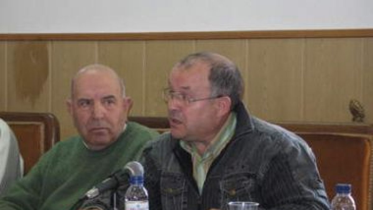 Felipe Alba (izquierda), junto al portavoz socialista en un pleno del pasado diciembre.