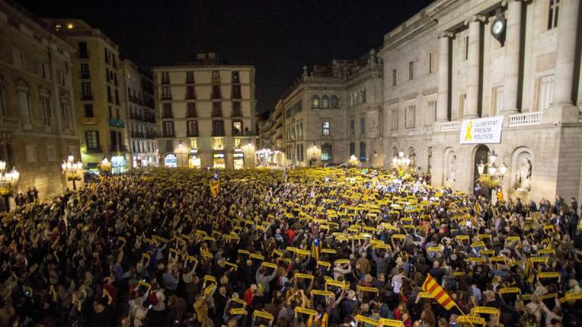 Los soberanistas convocaron ayer una concentración frente al Ayuntamiento de Barcelona. Q. GARCÍA