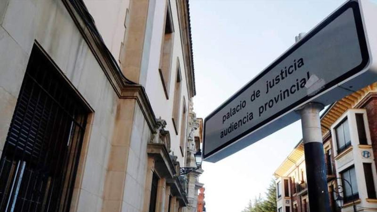 Imagen de archivo de la sede de la Audiencia Provincial de León donde se juzgarán los hechos. RAMIRO