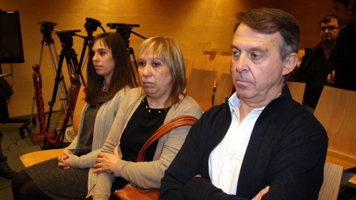 Laia Martín y sus padres, durante el juicio.