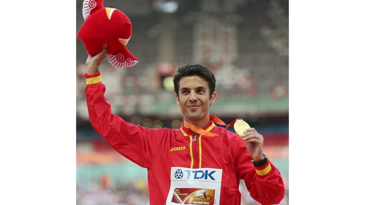 Miguel Ángel López muestra orgulloso en el podio su merecida medalla de oro en marcha.