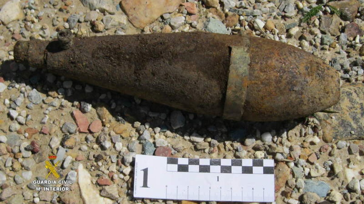 La primera imagen corresponde al mortero hallado en Puebla de Lillo, seguido de las granadas de mano localizadas en Corullón y Peña Ubiña, en San Emiliano.