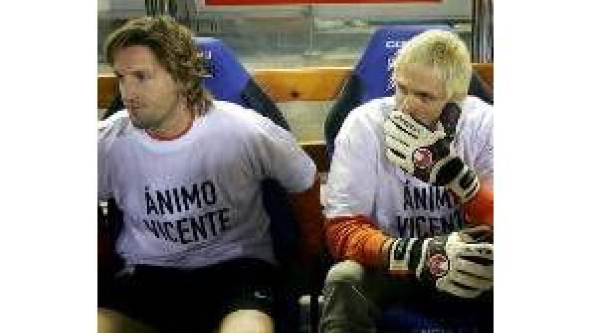 Mista junto a Cañizares siguen el partido del Depor en el banquillo