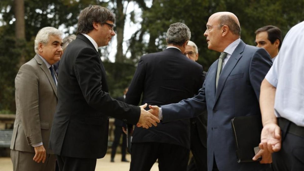 El presidente Puigdemont saluda al coronel  de la Guardia Civil, Diego Pérez de los Cobos.