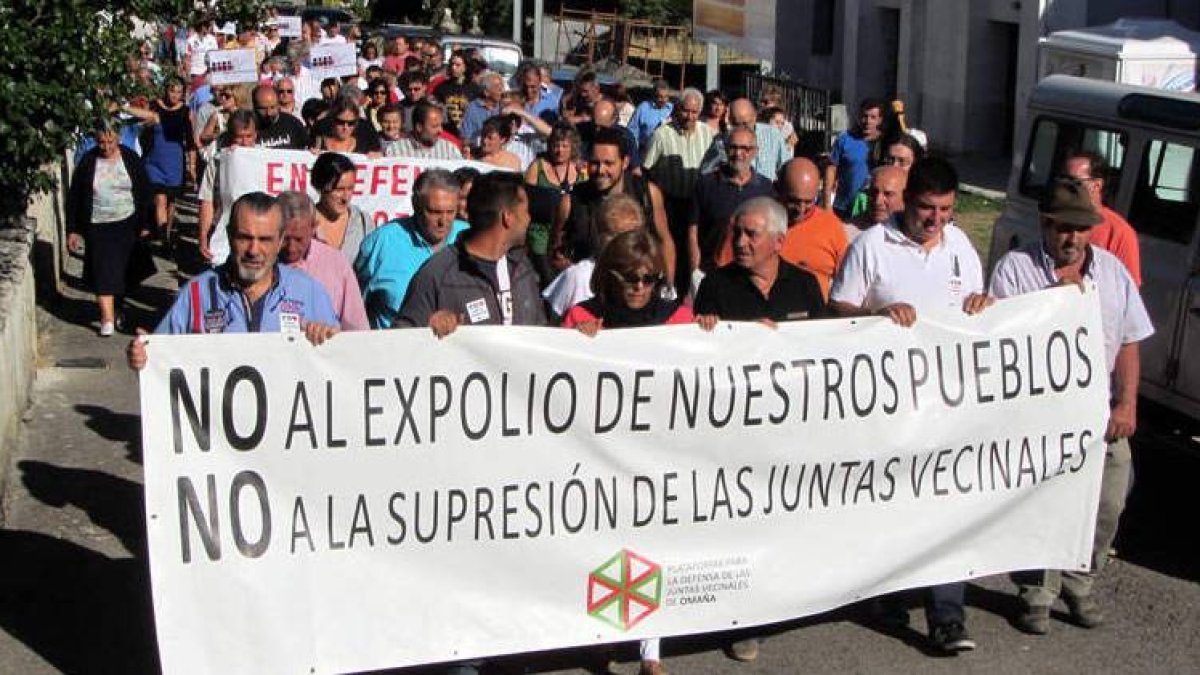 Los vecinos portaron una pancarta con el lema ‘No al expolio de nuestros pueblos’.