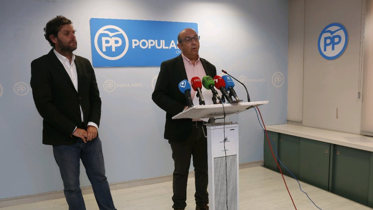 Vélez y Castañón comparecen sobre el pacto en la Diputación de León. FERNANDO OTERO