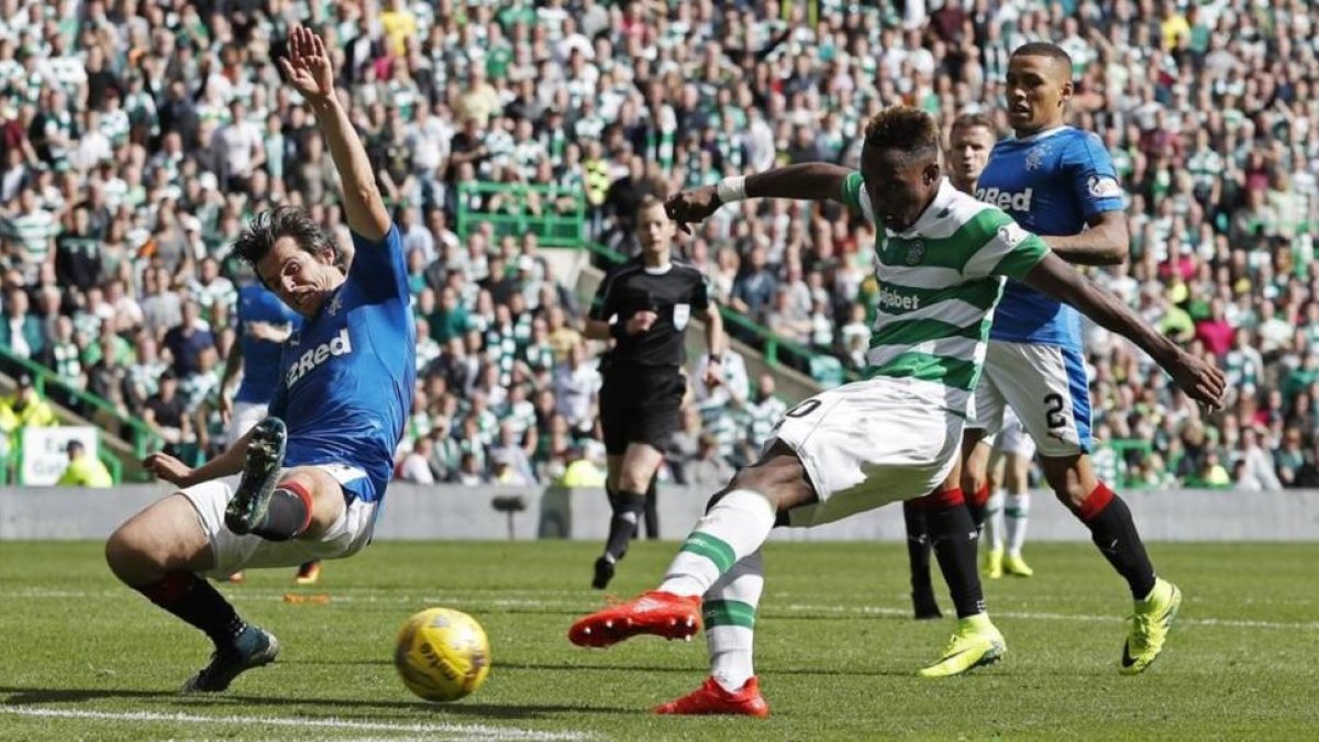 Moussa Dembele, del Celtic, dispara a gol durante el derbi de Glasgow contra el Rangers.