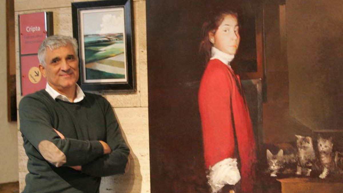Pedro Pacios, ayer en el Museo del Bierzo ante dos de sus cuadros de la exposición que abre mañana. DE LA MATA