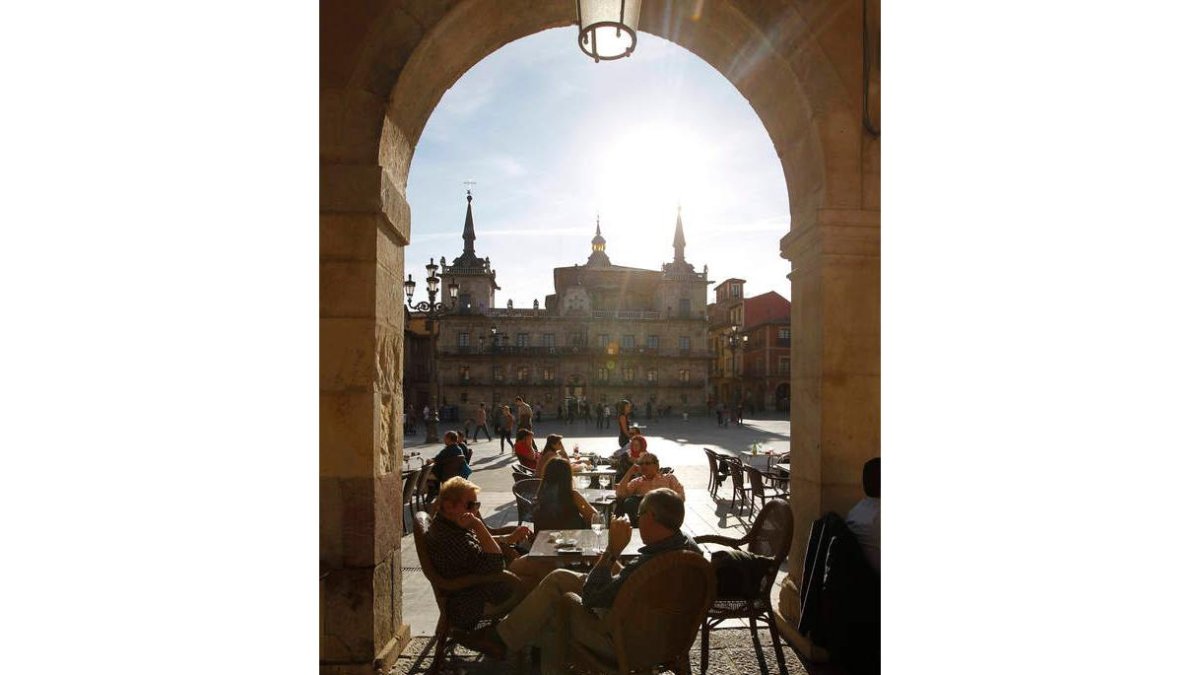 Un grupo de turistas en la Plaza Mayor de León, en una imagen de archivo.