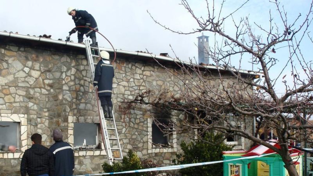 Bomberos apagan el incendio de una casa en Maragatería