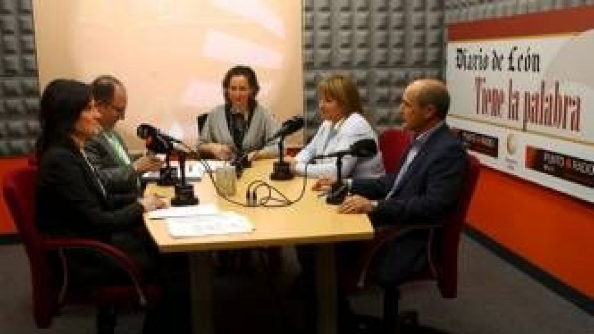 María Rodríguez, Eduardo Fernández, la moderadora Nuria González, Ana López y José Antonio Turrado