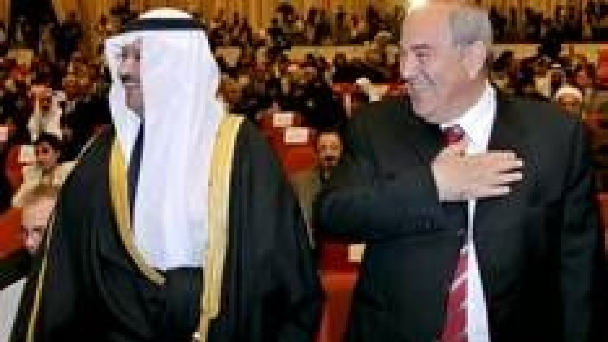 El primer ministro interino Iyad Alawi (derecha) y el presidente A Yawar en el Parlamento iraquí