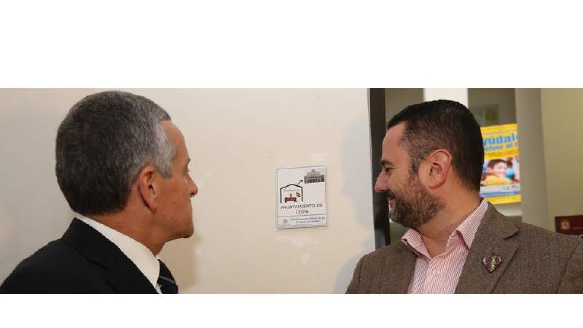 El alcalde de León y el presidente Autismo León, José Ángel Crego, observan el pictograma colocado en el CEAS de Padre Isla.