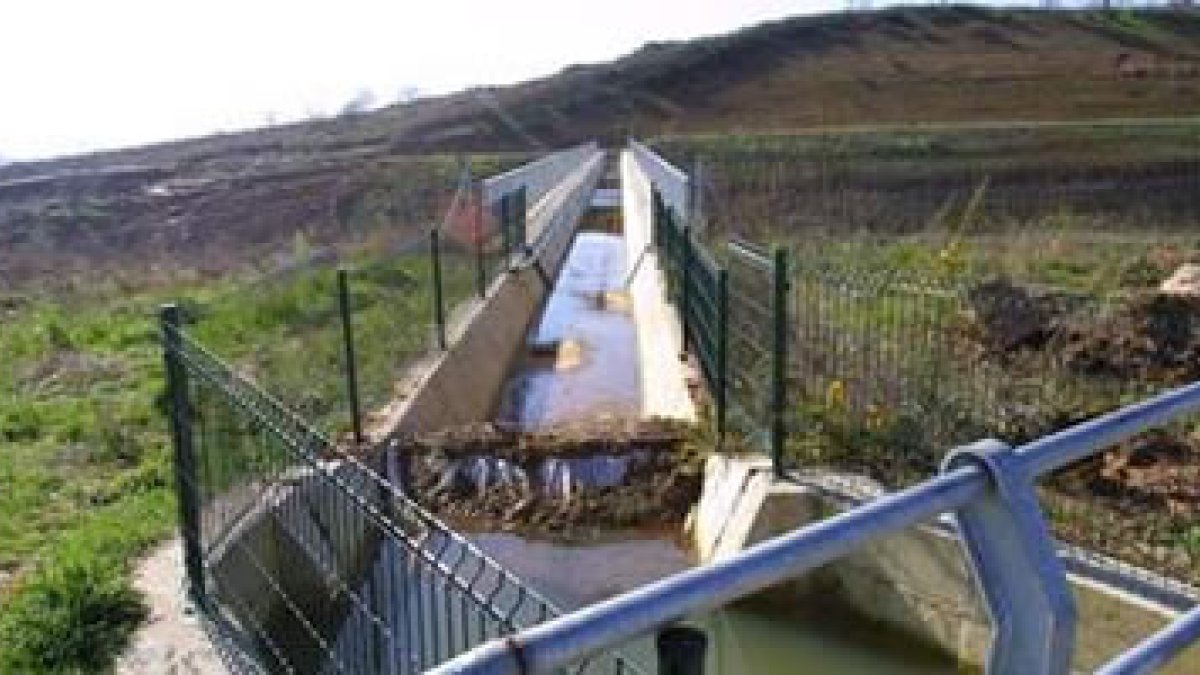 El Canal Alto del Bierzo afecta a 1.600 hectáreas regables y discurre desde Cubillos hasta Quilós.