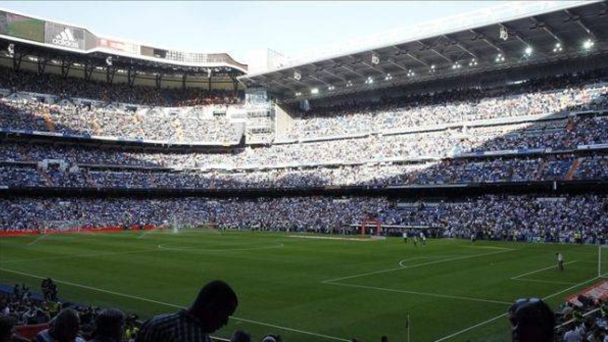 Vista de las gradas del Bernabéu durante el clásico