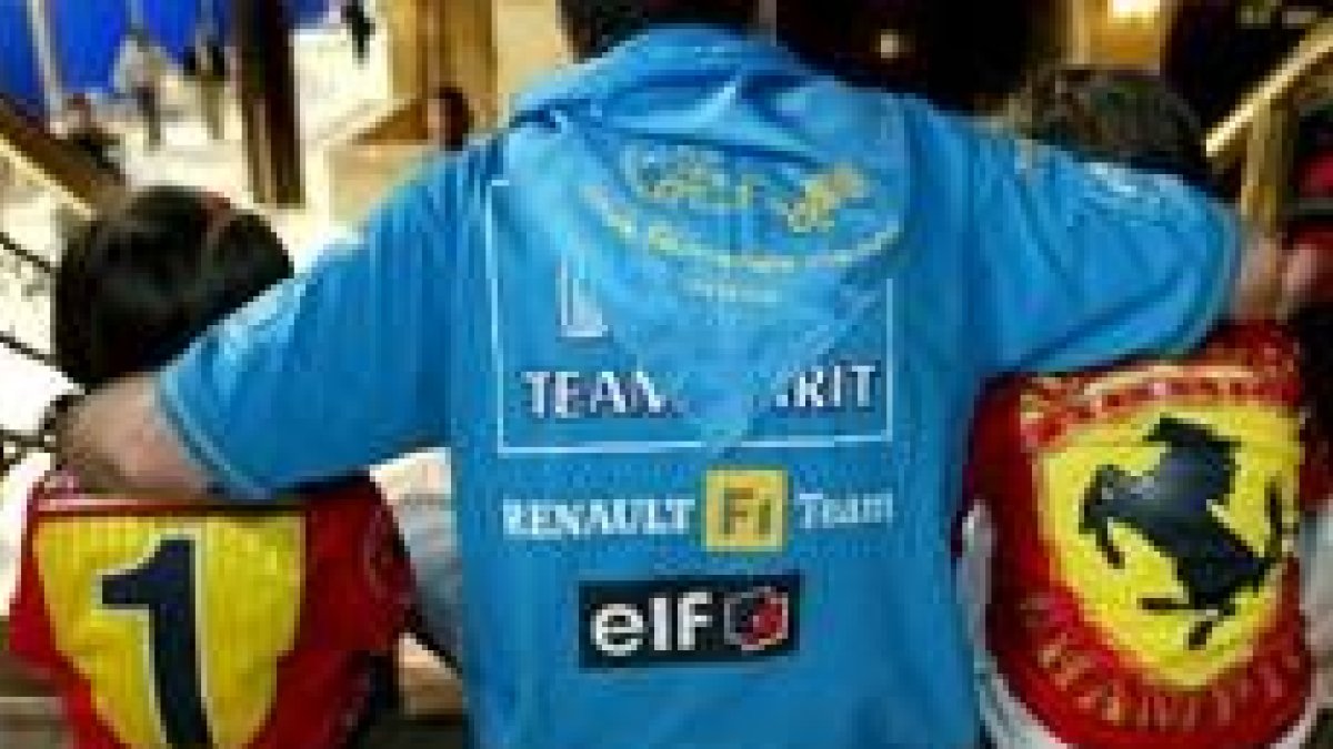 El enfrentamiento entre Renault y Ferrari provoca fotografías tan curiosas como ésta