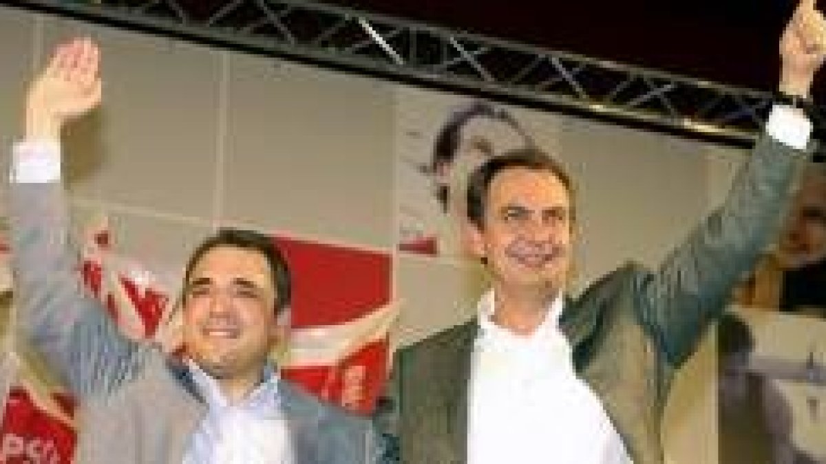 Simancas y Zapatero durante el mitin de Fuenlabrada