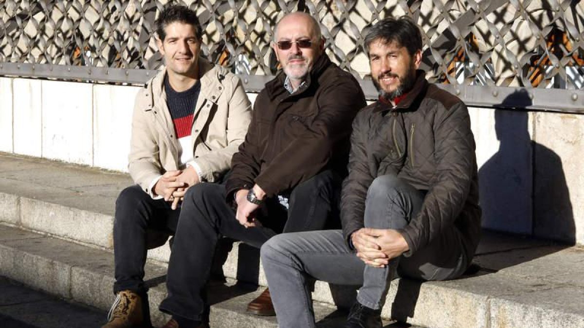 Los voluntarios leoneses Sergio Cuevas, José Luis Ventín y Eugenio Fernández.