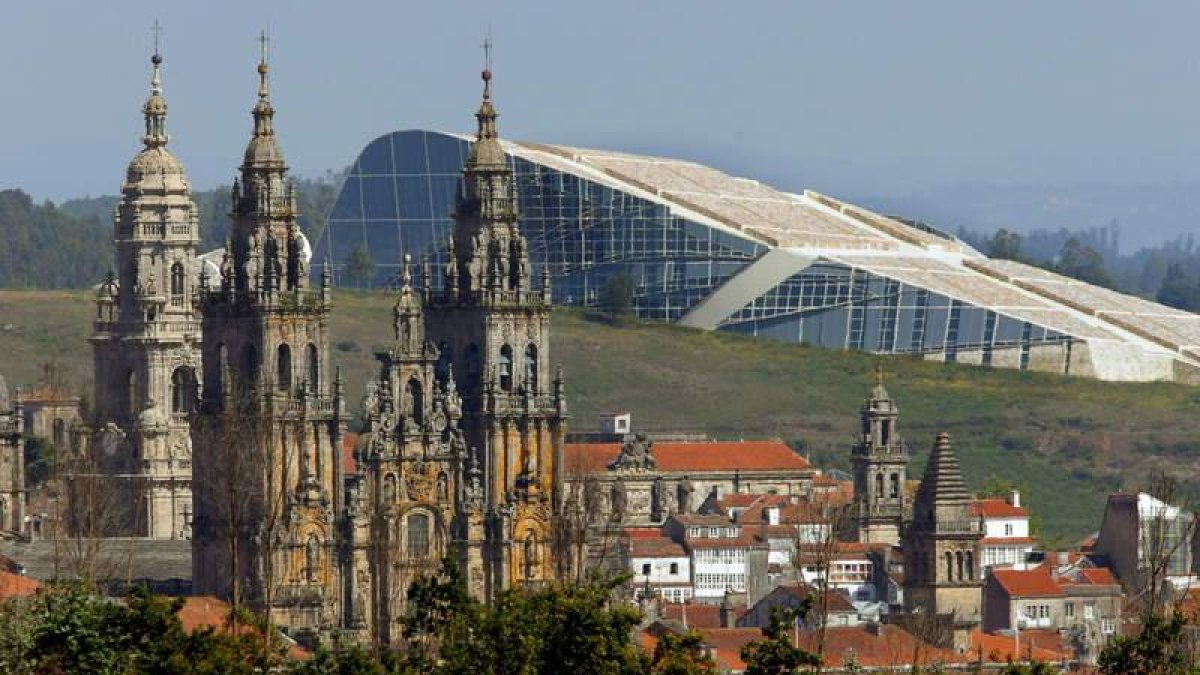 La catedral de Santiago de Compostela en primer plano y, al fondo, la Ciudad de la Cultura.