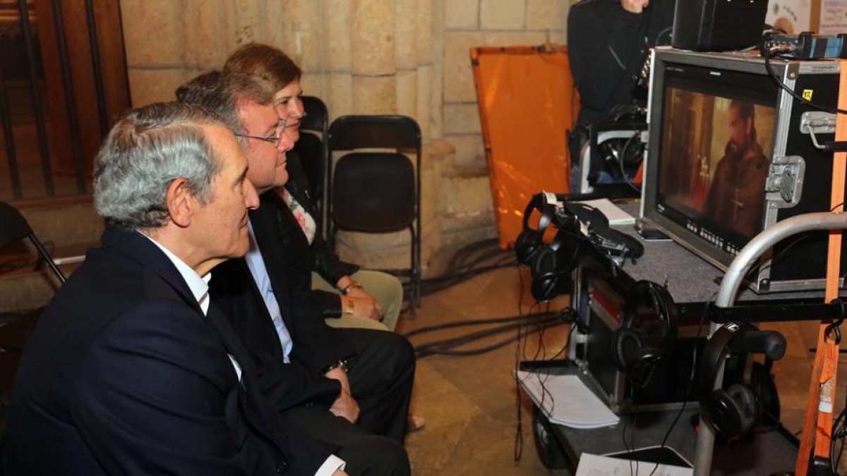 Revisando una escena durante el rodaje de Onyx, con Jim Caviezel.