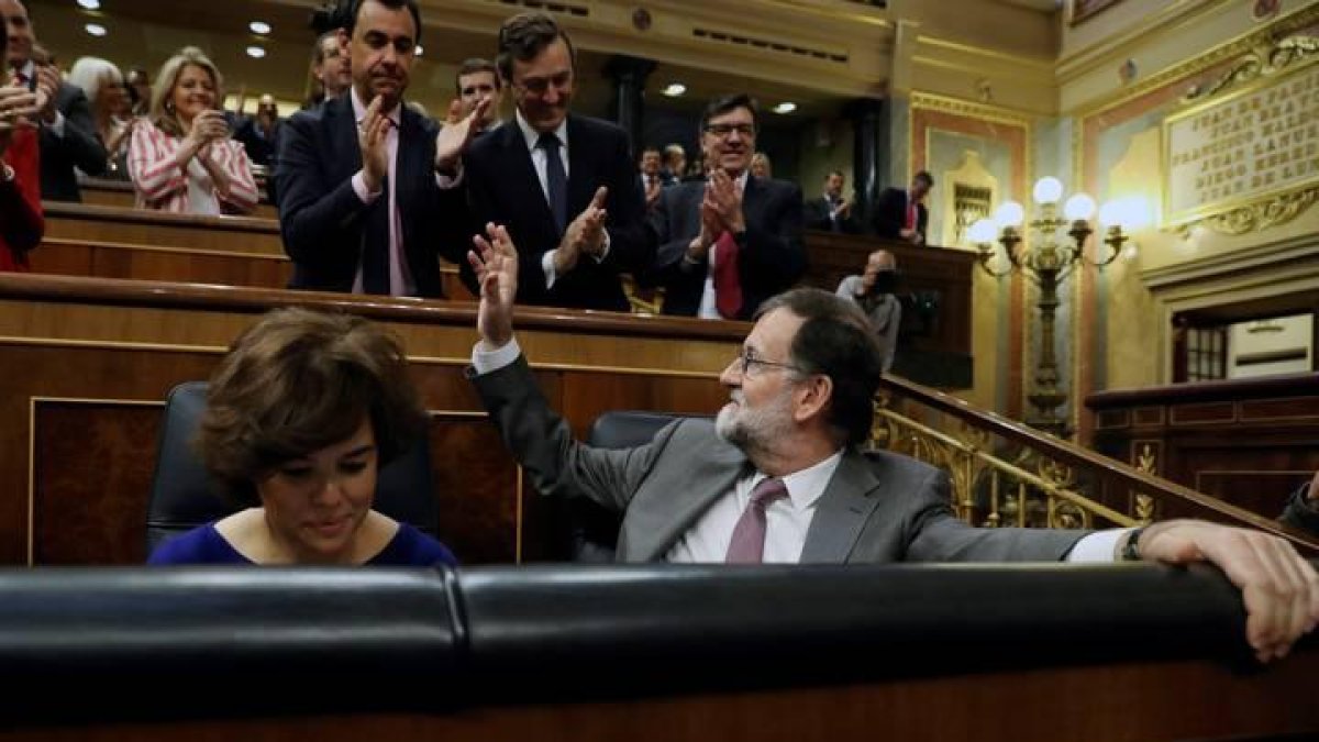 Rajoy y la vicepresidenta Soraya Sáez de Santamaría esta tarde, en el hemiciclo del Congreso donde se somete al control de la oposición en un pleno del Congreso que estará marcado por la moción de censura del PSOE.