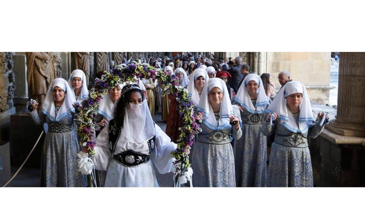 Las doncellas, a su entrada en el Claustro de la Catedral, con ‘La sotadera’ en primer término. JESÚS F. SALVADORES