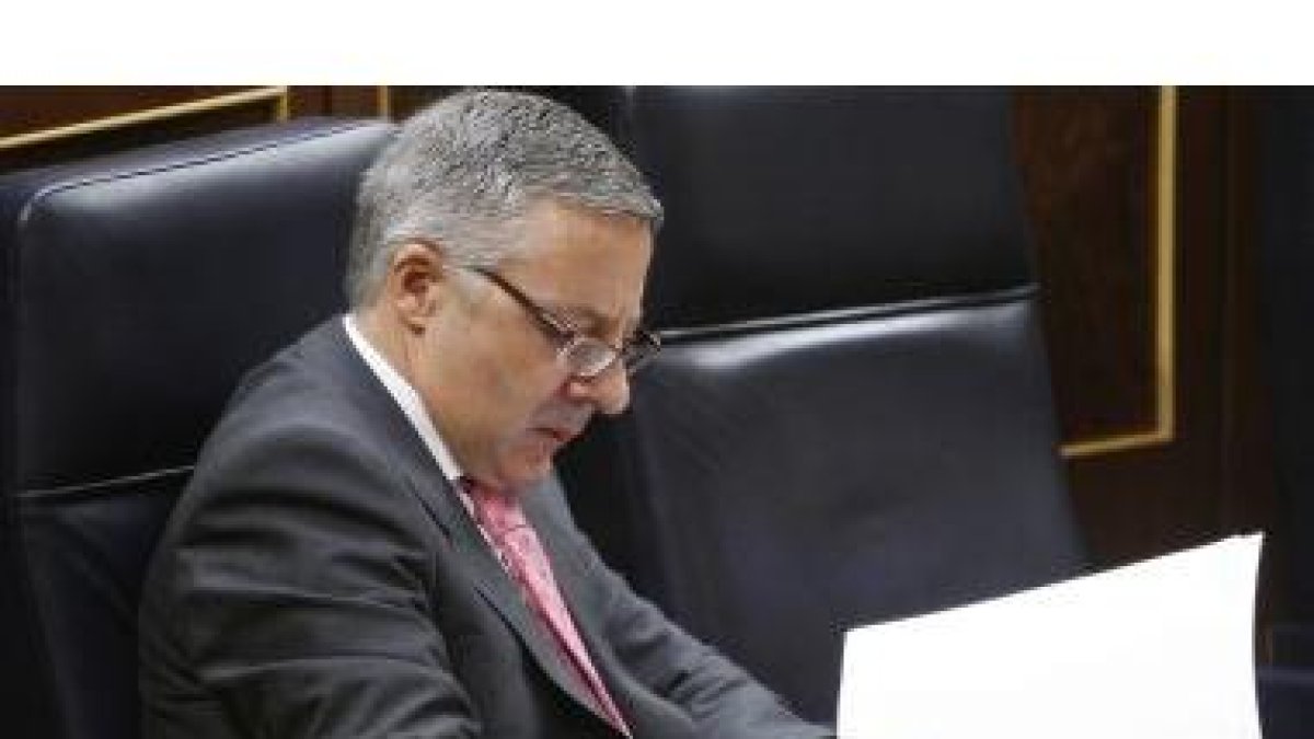 El ministro de Fomento, José Blanco, en su escaño durante la sesión de control al Gobierno.