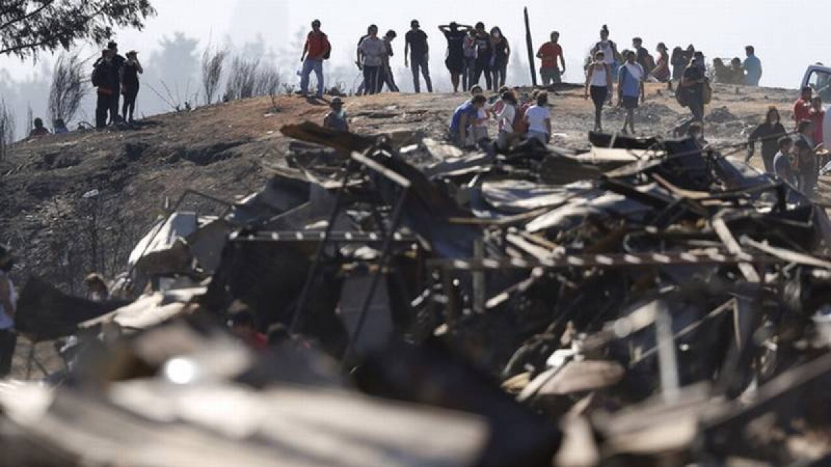 Damnificados por el incendio de Valparaíso buscan entre los restos de sus casas.