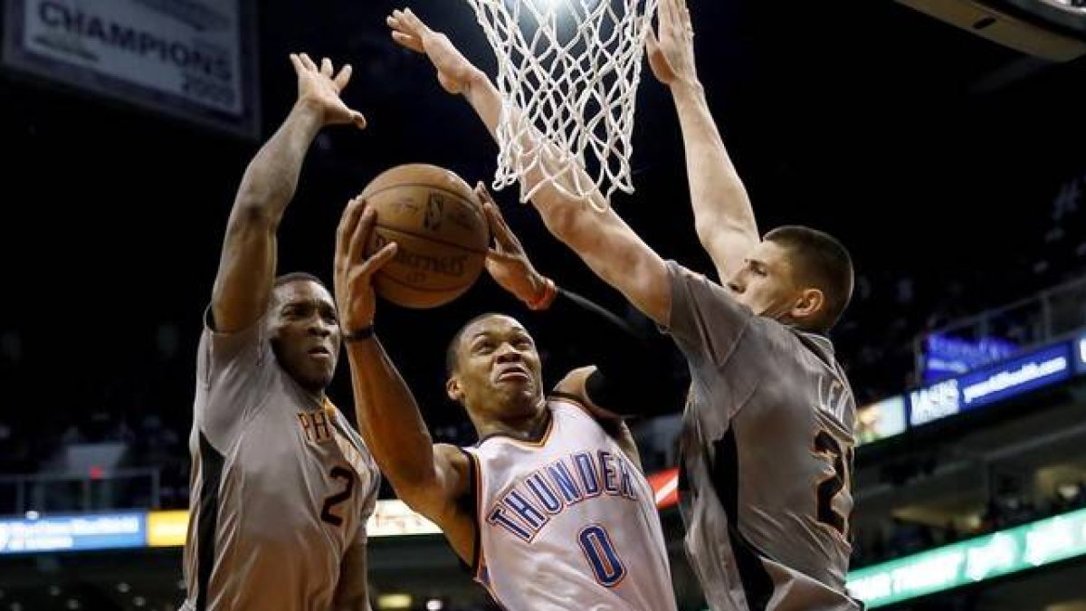 Westbrook entra a canasta entre Bledsoe y Len.