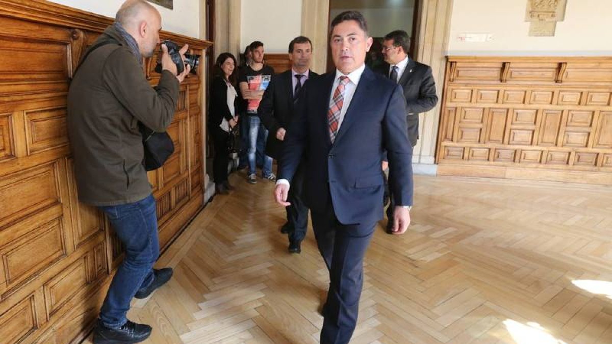 Marcos Martínez Barazón se dirige a su despacho en la Diputación