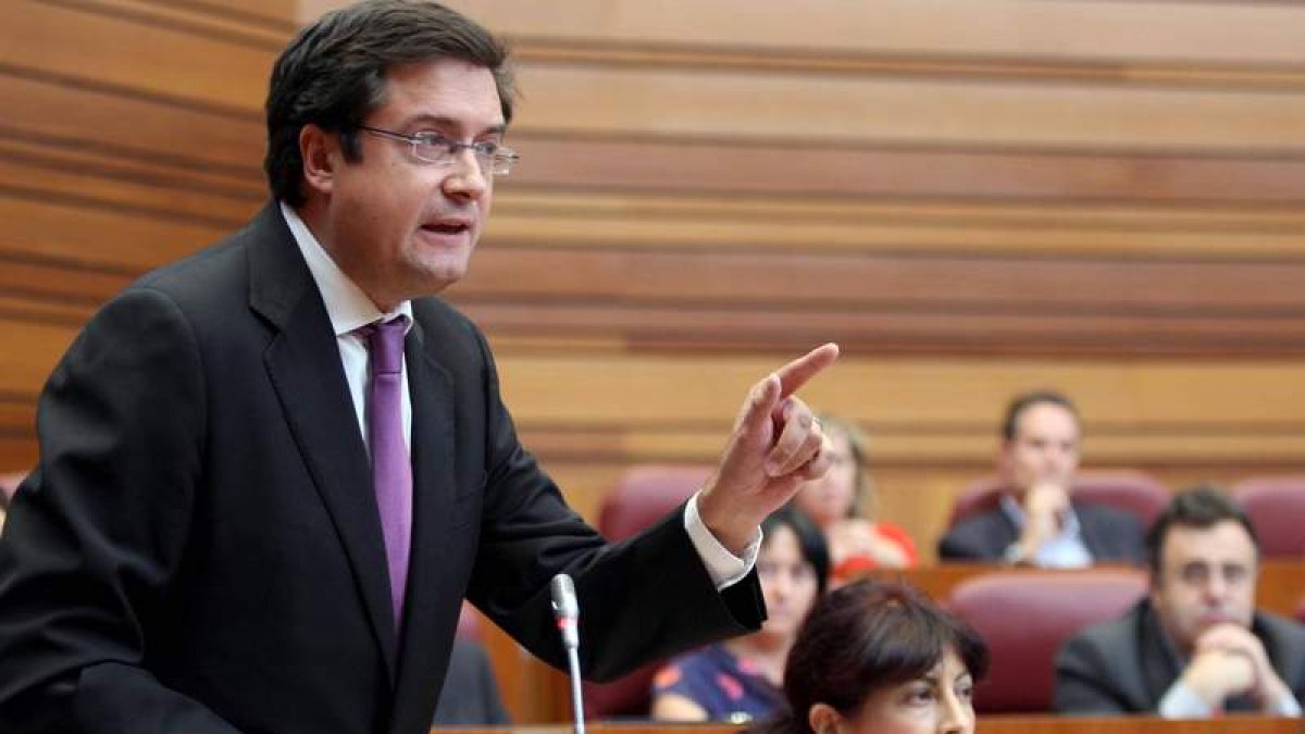 Un momento de la intervención de Óscar López, ayer durante la sesión plenaria en las Cortes.