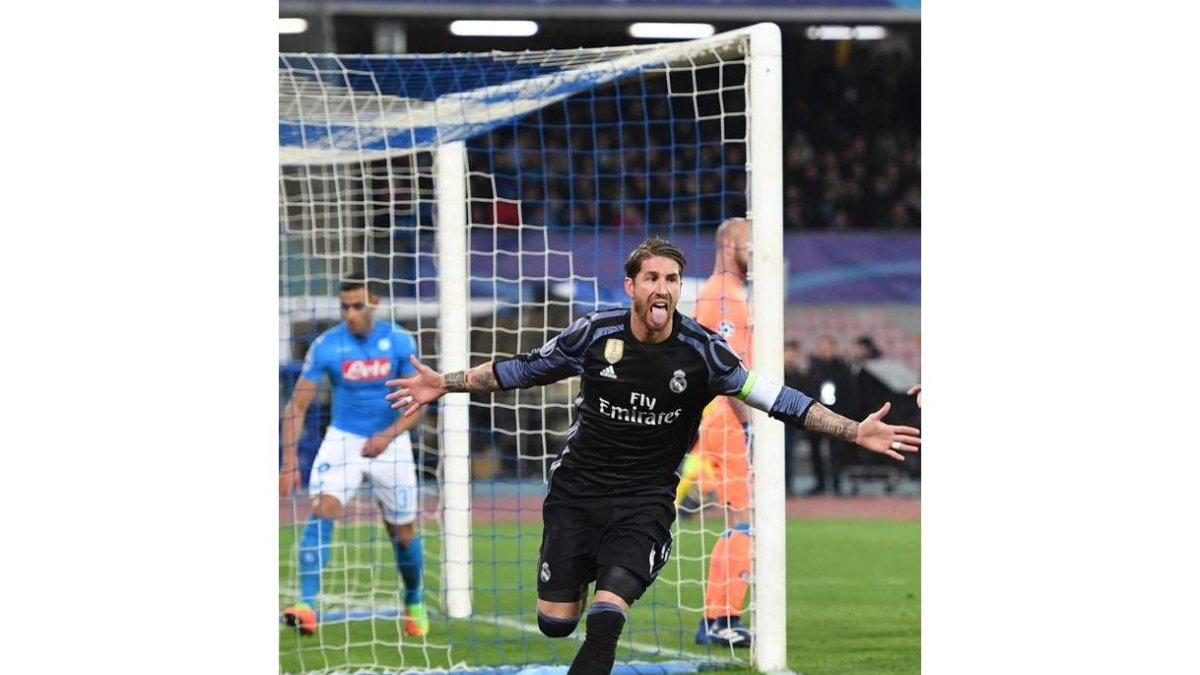 Los testarazos de Sergio Ramos dieron el pase a cuartos al Real Madrid frente al Nápoles. FUSCO