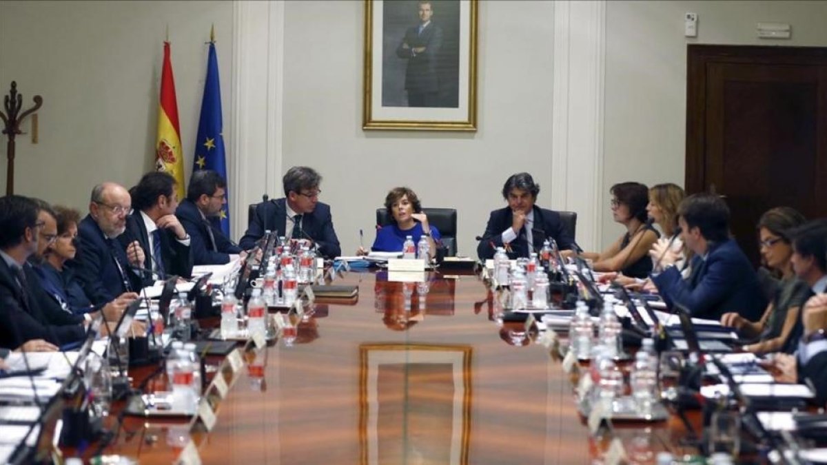 La vicepresidenta del Gobierno preside la reunión de subsecretarios de Estado en la Moncloa, este miércoles.