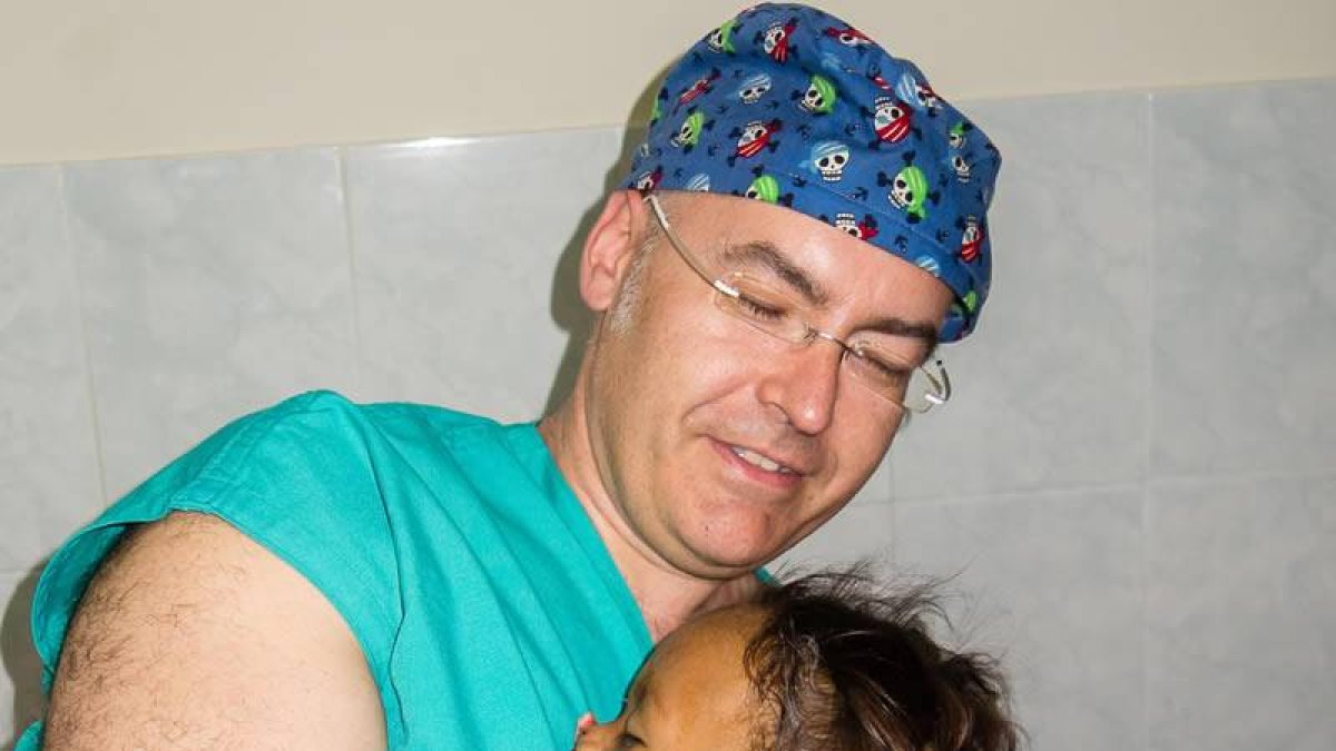 El anestesista leonés Juan Carlos Sánchez, participa en un proyecto solidario para intervenir a niños sin recursos en Perú.