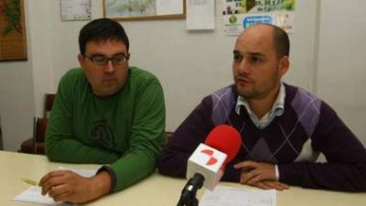 Los responsables de la confederación autonómica y federación de vecinos, ayer en Ponferrada.