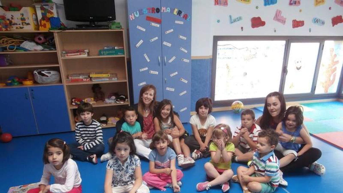 Un grupo de niños disfruta de las instalaciones de ludoteca.