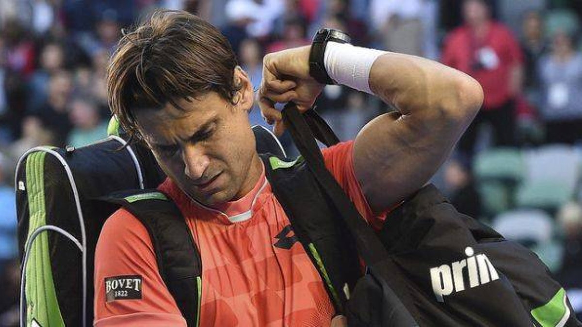 David Ferrer abandona la pista tras caer derrotado ante el japonés Kei Nishikori en la cuarta ronda del Abierto de Australia, en Melbourne.