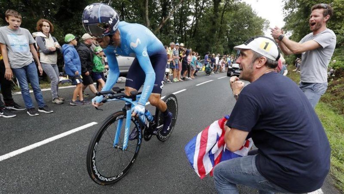 Alejandro Valverde, en pleno esfuerzo, animado por un aficionado, durante la contrarreloj de Espelette.